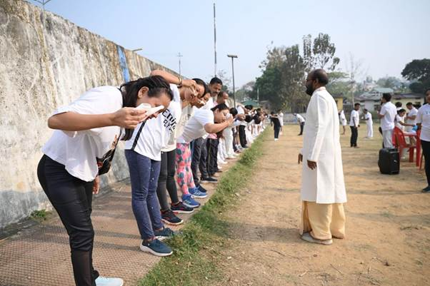 DDNewslive's tweet photo. #InPics | As the countdown to the International Day of Yoga (IDY) 2025 continues, the spirit of yoga echoed across Diphu Police Reserve Camp Field, Karbi Anglong, Assam, where a vibrant Yogotsav Programme marked day 78 of the 100-day countdown to IDY.

@PIB_India @moayush | #Yoga #InternationalDayOfYoga #IDY