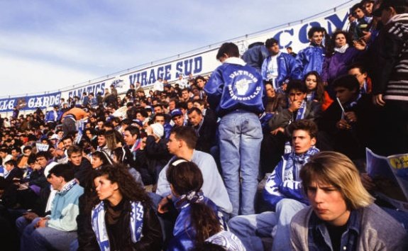 du_jaune's tweet image. Stéphane qui nous quitte, c'est un pan de notre adolescence qui s'en va. Je me revois dans le virage. 
Il était la voix des Ultras, une voix du FUW, un personnage qu'on ne peut pas oublier. 
Si on est toujours présent c'est aussi grâce à des capos comme lui.
Triste jour 😪