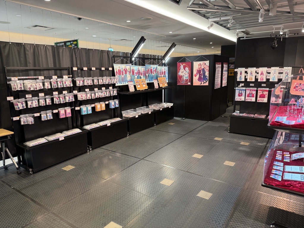 youkosozitsu's tweet photo. ◤￣￣￣￣￣￣￣
　フェスタ情報
＿＿＿＿＿＿＿◢

「よう実フェスタ2025」
物販巡回イベント in 博多マルイ
本日もスタートです！

店内は新クラスフォトスポットのほか
予約商品の複製原画なども展示してあります！

会場でお待ちしております～！

#よう実3年生編 #よう実フェスタ2025 https://t.co/YpsvKqIASu
