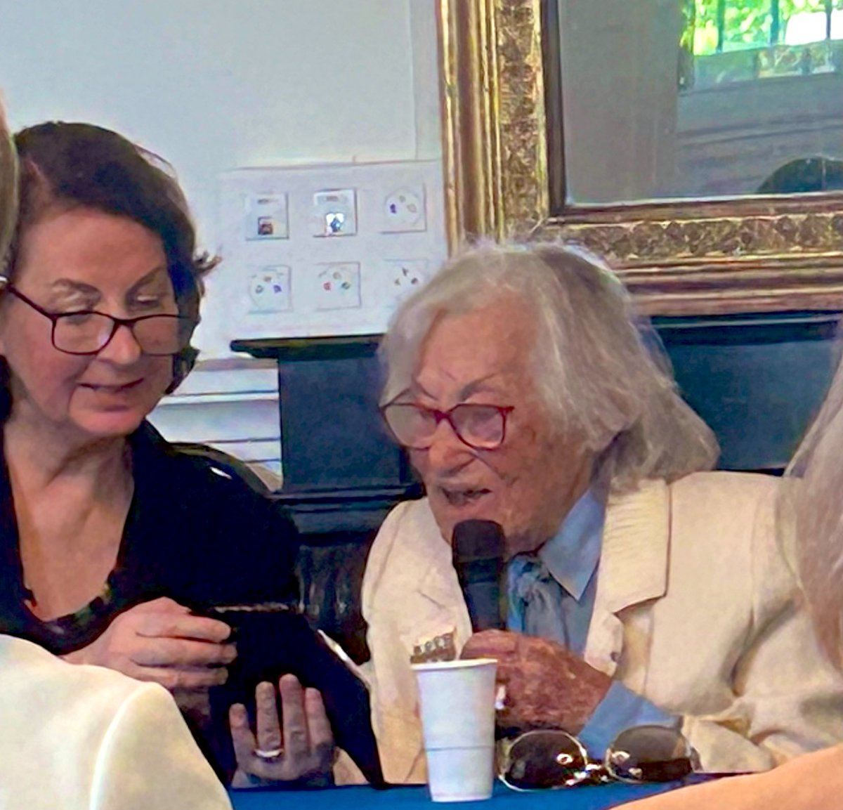 isabelle_blin's tweet image. Merci à Pascale Mesnil de l’UEF pour l’interview de Francia Eisenbach Haverland, 99 ans qui témoigne de sa vie dans les camps. Elle est l’auteur du livre : Tant que je vivrai! Elle parcourt les écoles pour transmettre son récit et éviter que cette situation ne se reproduise.