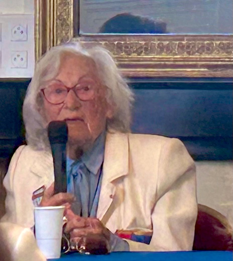 isabelle_blin's tweet image. Merci à Pascale Mesnil de l’UEF pour l’interview de Francia Eisenbach Haverland, 99 ans qui témoigne de sa vie dans les camps. Elle est l’auteur du livre : Tant que je vivrai! Elle parcourt les écoles pour transmettre son récit et éviter que cette situation ne se reproduise.