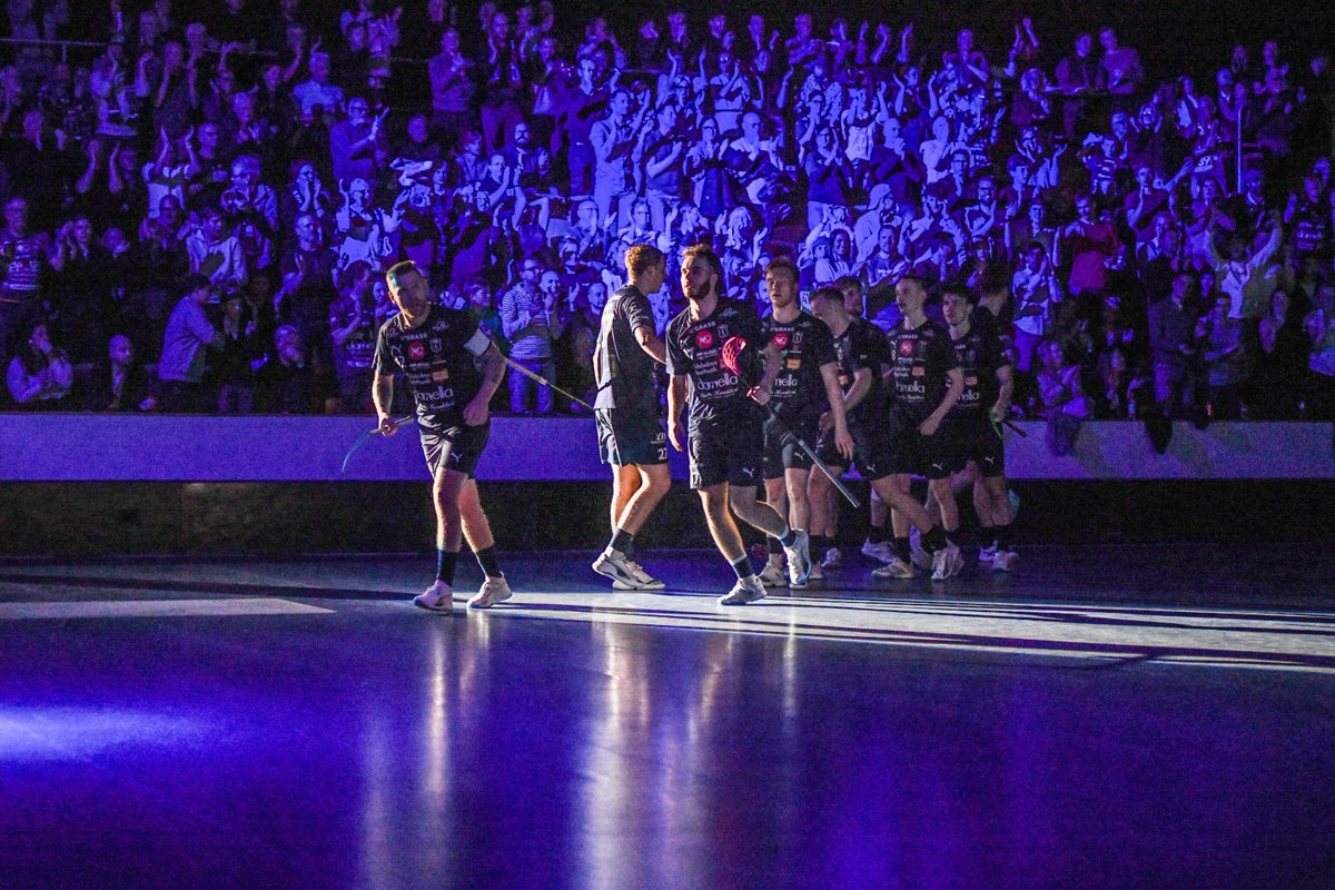 Det gör så jävla ont att inte riktigt räcka till… Men jag är sjukt stolt över laget: vi gav allt vi hade och grabbarna spelade sin bästa innebandy när det gällde som mest. Tillsammans med er fick vi Nyhemshallen att börja drömma igen! Vi kommer tillbaka- tillsammans! 💙