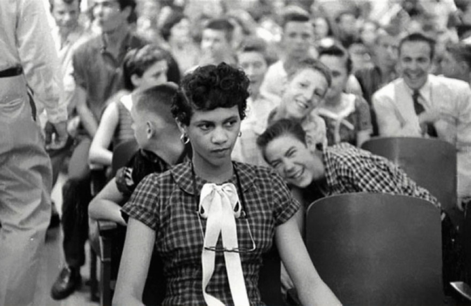 lia_viral's tweet photo. 4. Dorothy Counts, la primera niña negra en asistir a una escuela completamente blanca en EE. UU., siendo acosada por sus compañeros en 1957. https://t.co/fsENcskGBu