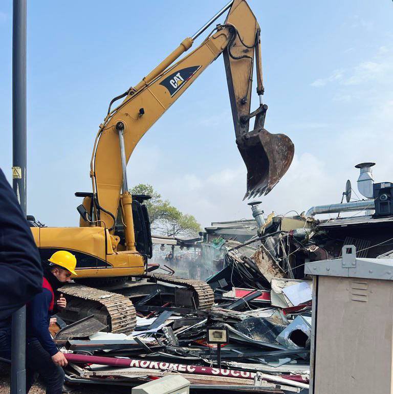 Yaklaşık 2 yıl önce Üsküdar’da bulunan Tarihi Kuşkonmaz Camii’nin yanındaki kaçak yapıları yıktık.

86 milyona ait alanları işgal eden, her İstanbullunun hakkını gasp edip kişisel çıkar temin eden, haksız hukuksuz rant düzenine çomak soktuk.

Başkanımız Sn. <a href="/ekrem_imamoglu/">Ekrem İmamoğlu</a>