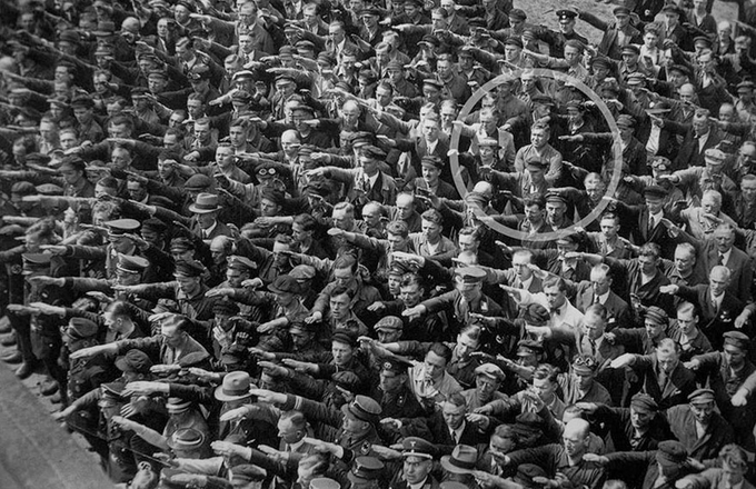 7. Un hombre se niega a hacer el saludo nazi, 1936.