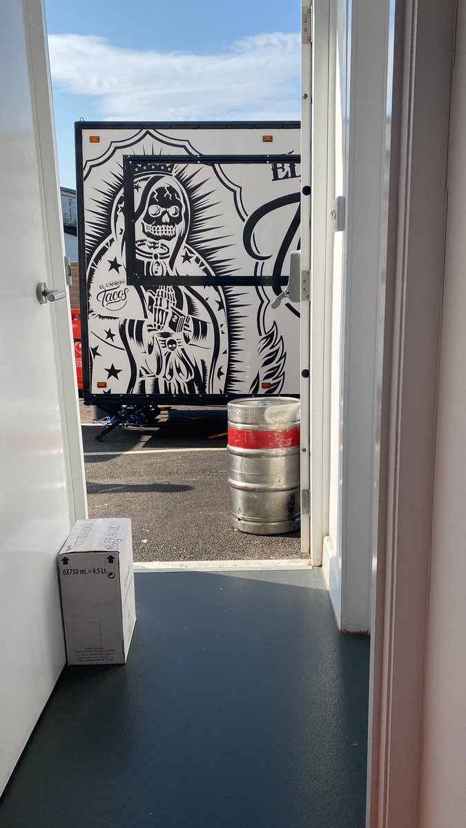 TACOS TONIGHT 

The sky is blue ☀️

The beer is cold 🍺

The tacos are spicy 🌶️ 

See you very soon

Team State 

X