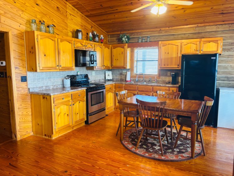 AndrewJBoneRE's tweet image. Time to buy a waterfront weekend retreat! An hour from Tuscaloosa, Alabama in Pickens County on Sipsey River (170’ waterfront); connects to Tombigbee River (.5 mile). 3BR/1BA furnished log cabin w/large deck! Artesian well on property. Gated community & boat launch (no HOA).