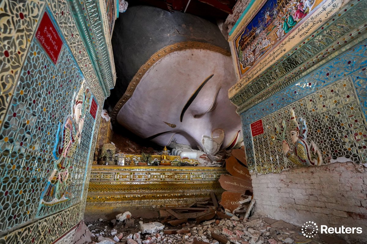 A damaged Buddhist statue lies inside a pagoda following the earthquake in Mandalay, Myanmar reut.rs/4iU401t 📷Reuters/ Stringer