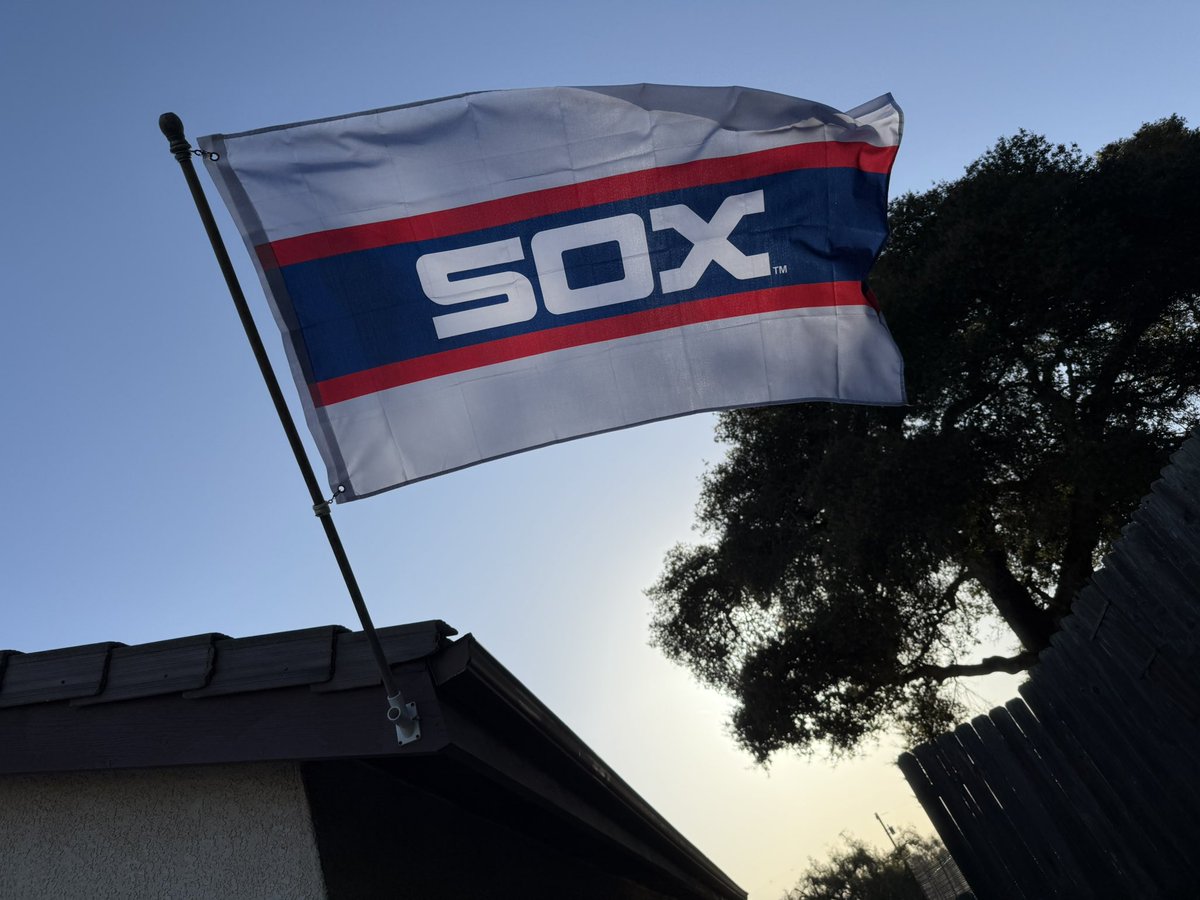 scottgarcia35's tweet image. New road greys fly’n high #WhiteSox #funwithflags