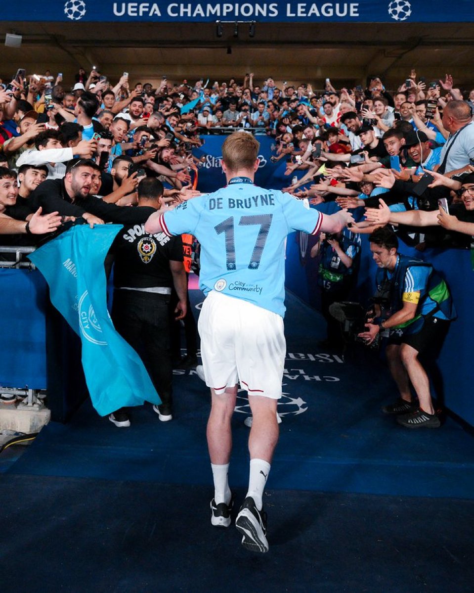 les juro que he estado todo el día intentando escribir esto pero aún no puedo, no me salen las palabras pero voy a intentarlo aunque no hay palabras, no hay palabras para describir lo que hizo Kevin De Bruyne por Manchester City. 

Es el mejor jugador en la historia del club, es