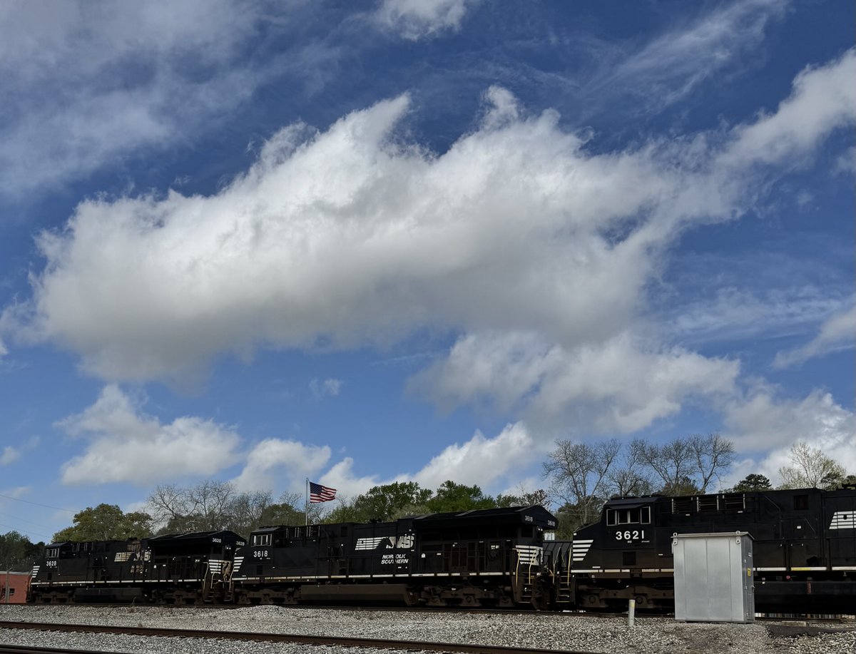 debbieg1695's tweet photo. ⁦@spann⁩ beautiful day for train watching https://t.co/3u92aRvLb9