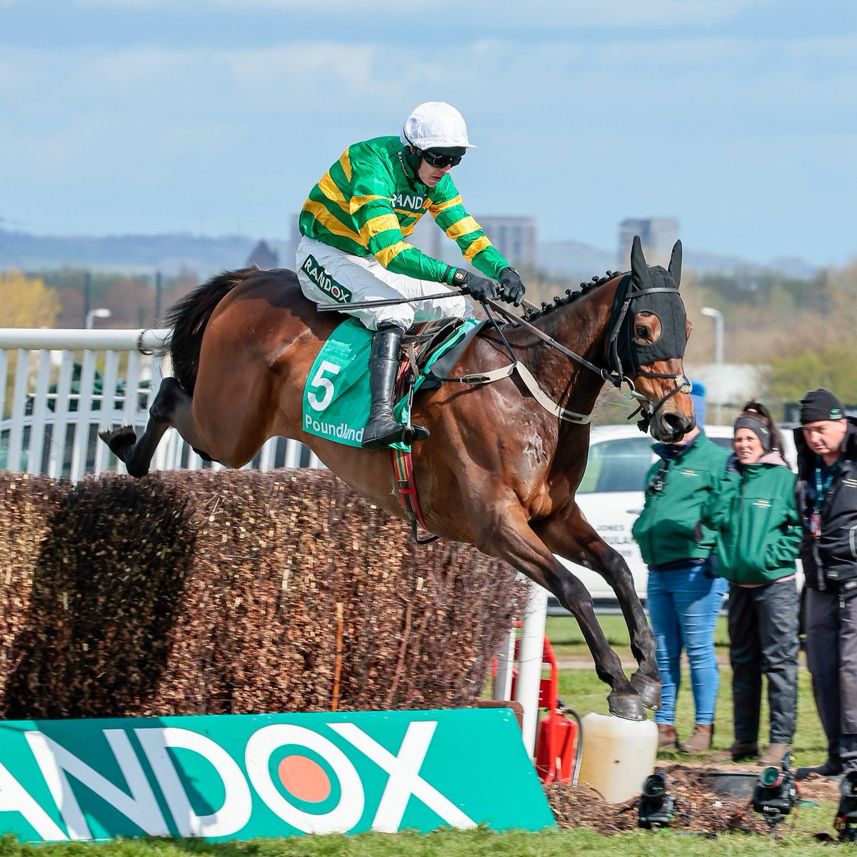 GENTLEMAN DE MEE wins the Topham! 💚💛