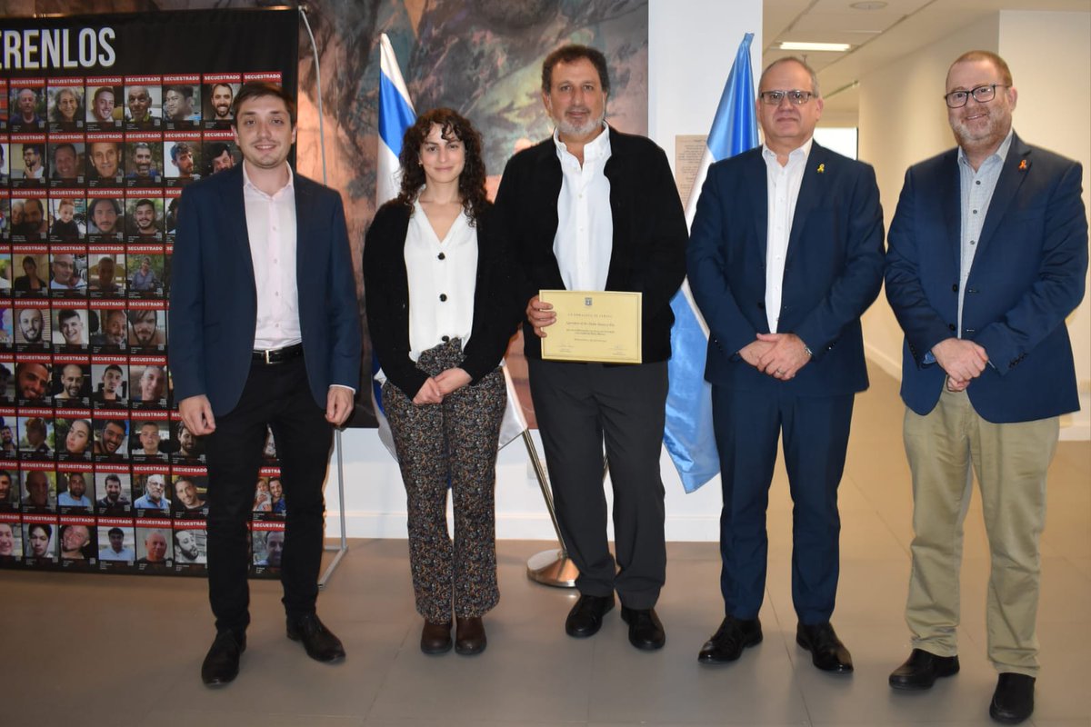 Esta semana tuvimos el gusto de recibir a Pablo Siano y su hija Victoria, dueños de la empresa La Cardeuse . 
Trabajamos en conjunto para enviar ayuda humanitaria a la ciudad de Bahía Blanca.