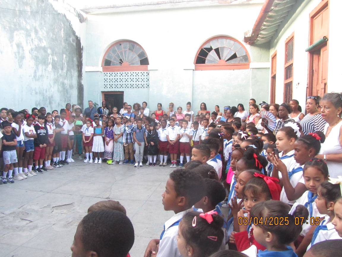 Hoy, fue la fecha seleccionada para premiar en el matutino por el 64 aniversario de la OPJM, a los pioneros que participaron en el concurso La Defensa Civil en Acción. El Vínculo Empresa-Comunidad es una prioridad, creando puentes que conectan la educación con el entorno laboral.