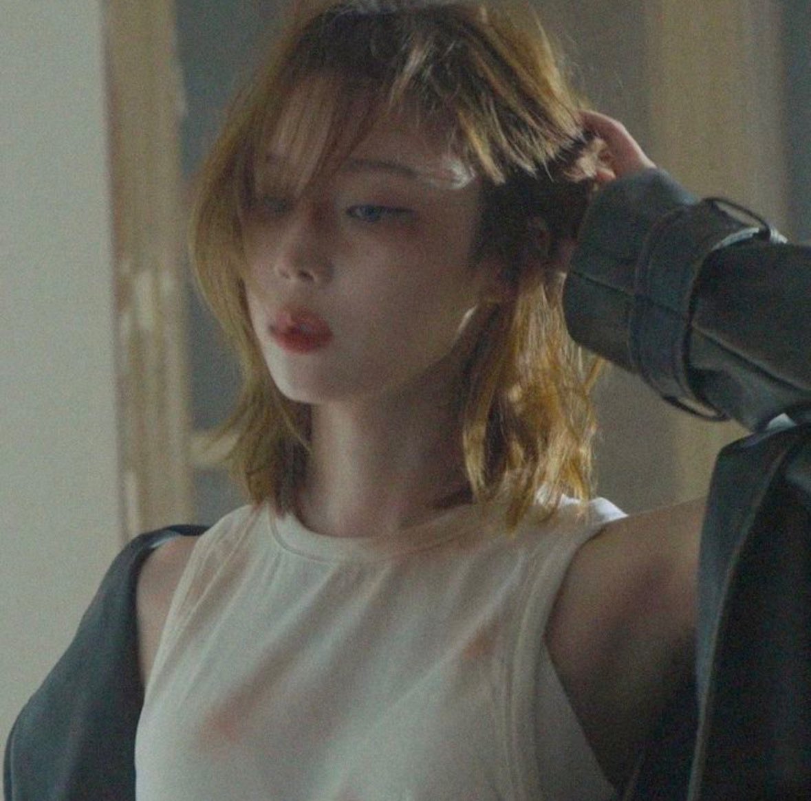 배구선수 유즤믽 ×  전 양궁선수 김믽졍

"네~ 김믽졍 선수! 이번에도 역시 10점으로 명중!! 대한민국- 금메달입니다"

울려퍼지는 사람들의 함성소리와 어지럽게 내리쬐는 햇빛. 그 중심에 있는 믽졍은 무슨 생각을 하고 있을까?