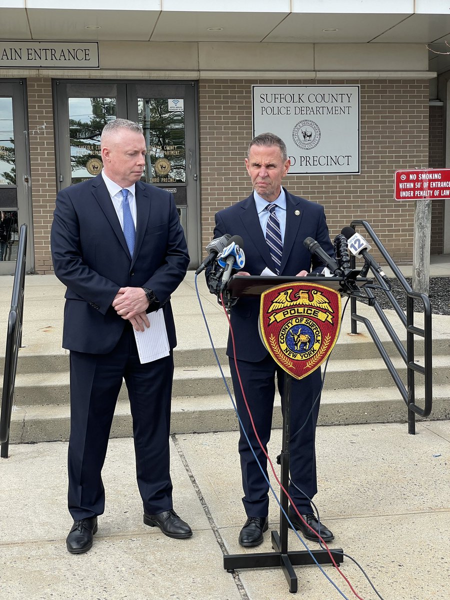 #BREAKING Suffolk Police say officers fatally shot a retired NYC corrections officer during a welfare check this afternoon in Brentwood. Commissioner Catalina says the man charged at officers with a knife. 

We’ll have team coverage at 5 on <a href="/News12LI/">News12LI</a>
