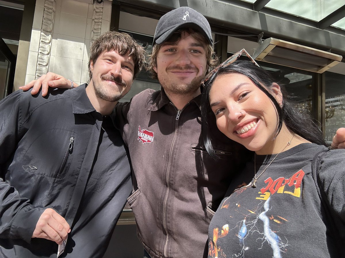 mixedfeelingzrn's tweet photo. UM CAUSE how did I just meet joe keery https://t.co/Ewli88O425