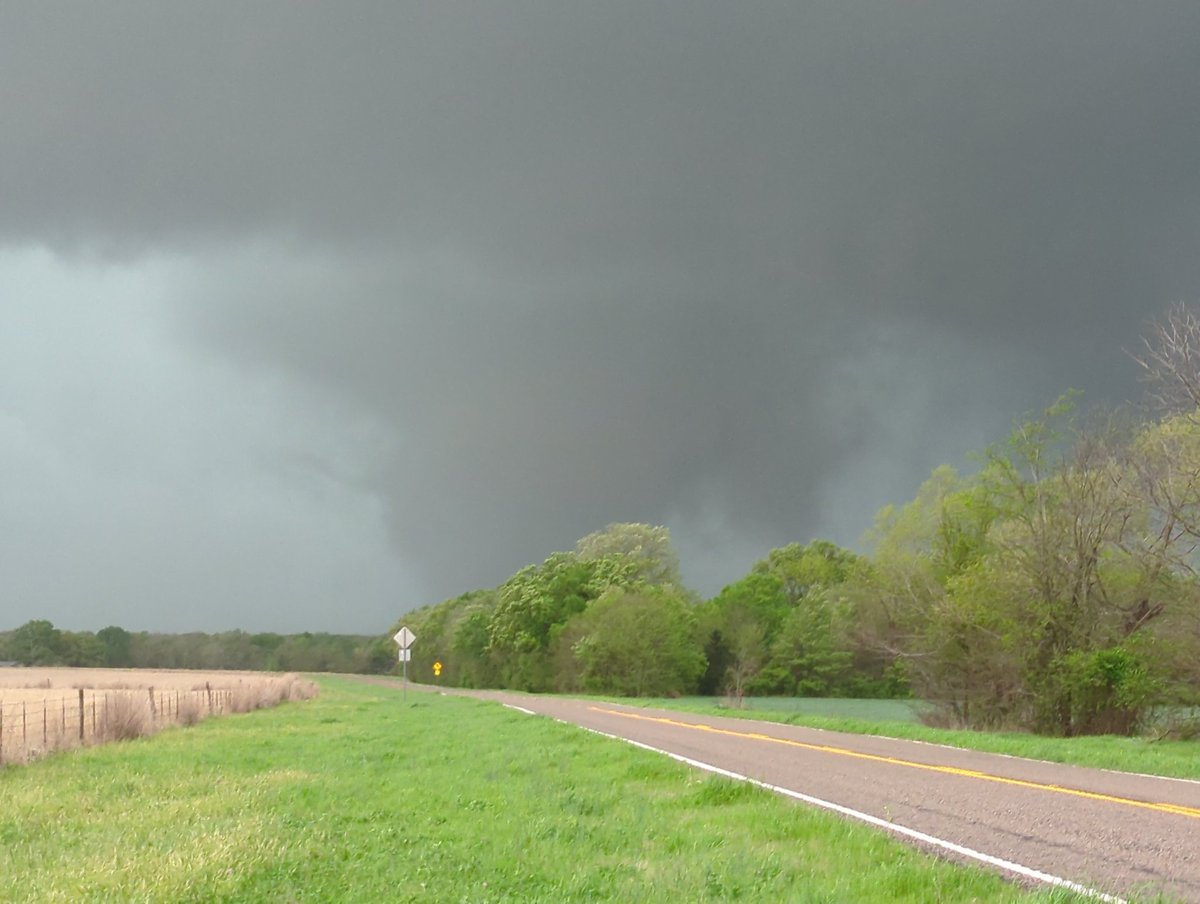 oklahomachaser's tweet photo. Tornado near Clarksville tx @nwssh https://t.co/Pdsi59kfI8