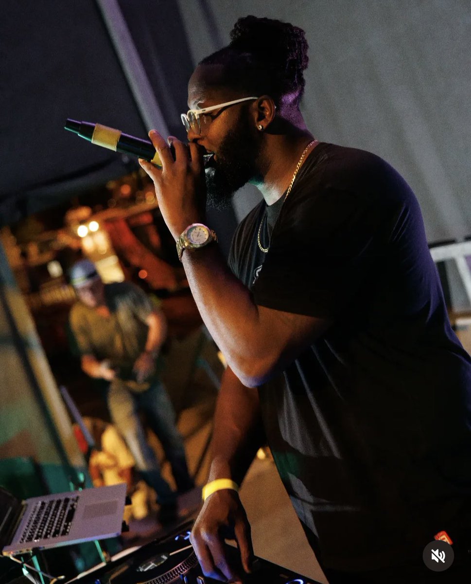 OUForeverMore's tweet image. 𝐀𝐥𝐮𝐦𝐧𝐢 𝐒𝐩𝐨𝐭𝐥𝐢𝐠𝐡𝐭

Eli “Djsleepybeatz” Brazil is a world renowned DJ! He has been a DJ for many famous artists. Eli graduated from Ottawa in 2010 and we are proud that he is an alum! Keep doing great things, Eli

📸: @djsleepybeatz (Instagram)

#OUAlumni