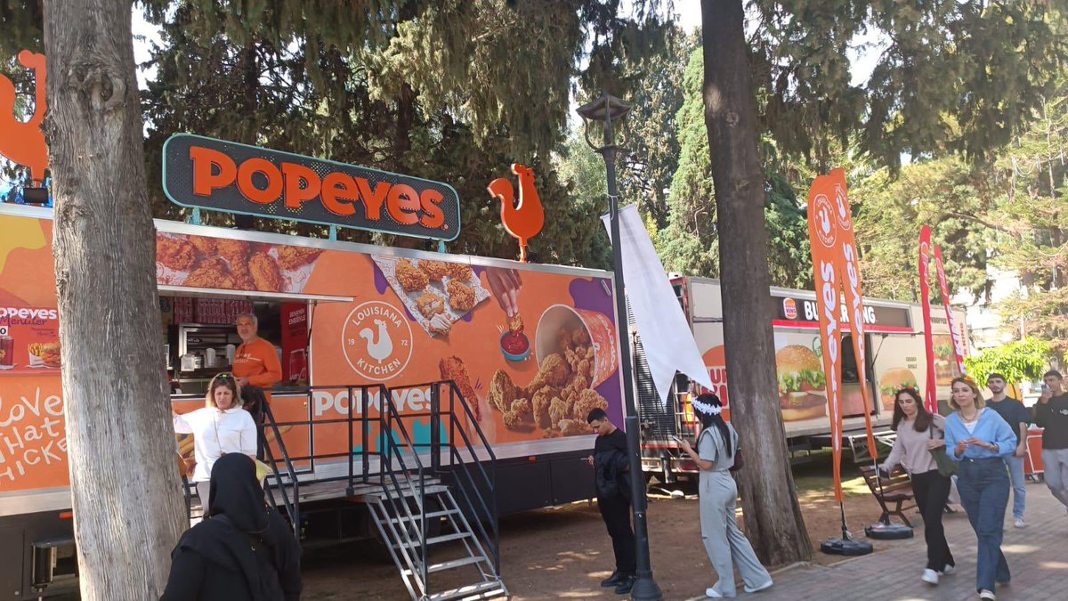 Adana’da düzenlenen Portakal Çiçeği Karnavalı’nda, Atatürk Parkı içerisindeki festival alanında, Siyonist İsrail’e destek verdiği için boykot edilen markalar bir bir yerlerini almış. Kültür ve Turizm Bakanlığı tarafından organize edilen bu karnavalda, Siyonist şirketlerle iş