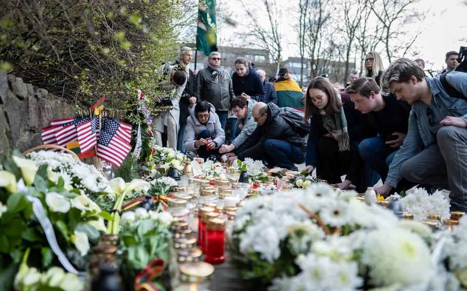 secretsandlaws's tweet photo. Left: What Lithuanians did to honor our four fallen soldiers.

Right: What Trump did. https://t.co/bBJRO7SmHN