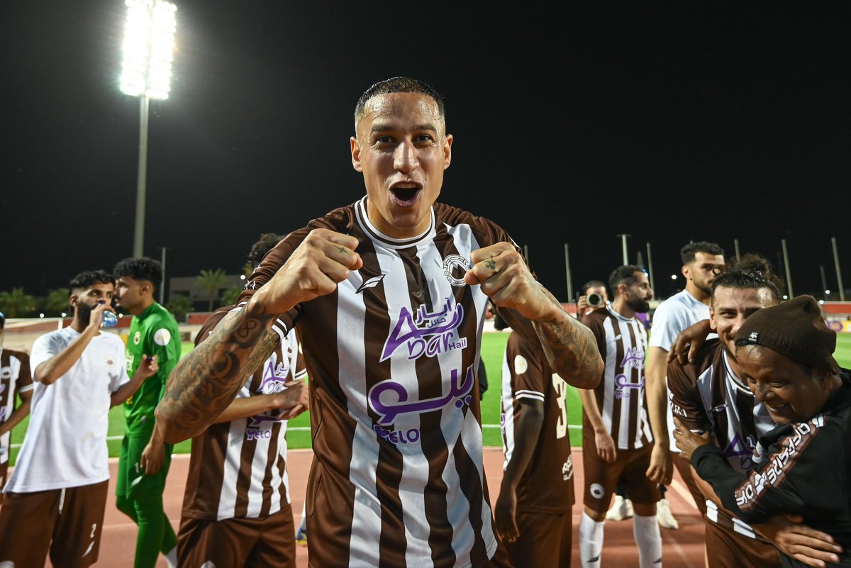 aljabalainFC's tweet photo. يعتادني عيد الفَرح يوم أشوفك 🤩🤎🤍

#الجبلين | #فارس_الشمال 
#الجبلين_العين https://t.co/2vtVGA3Thz