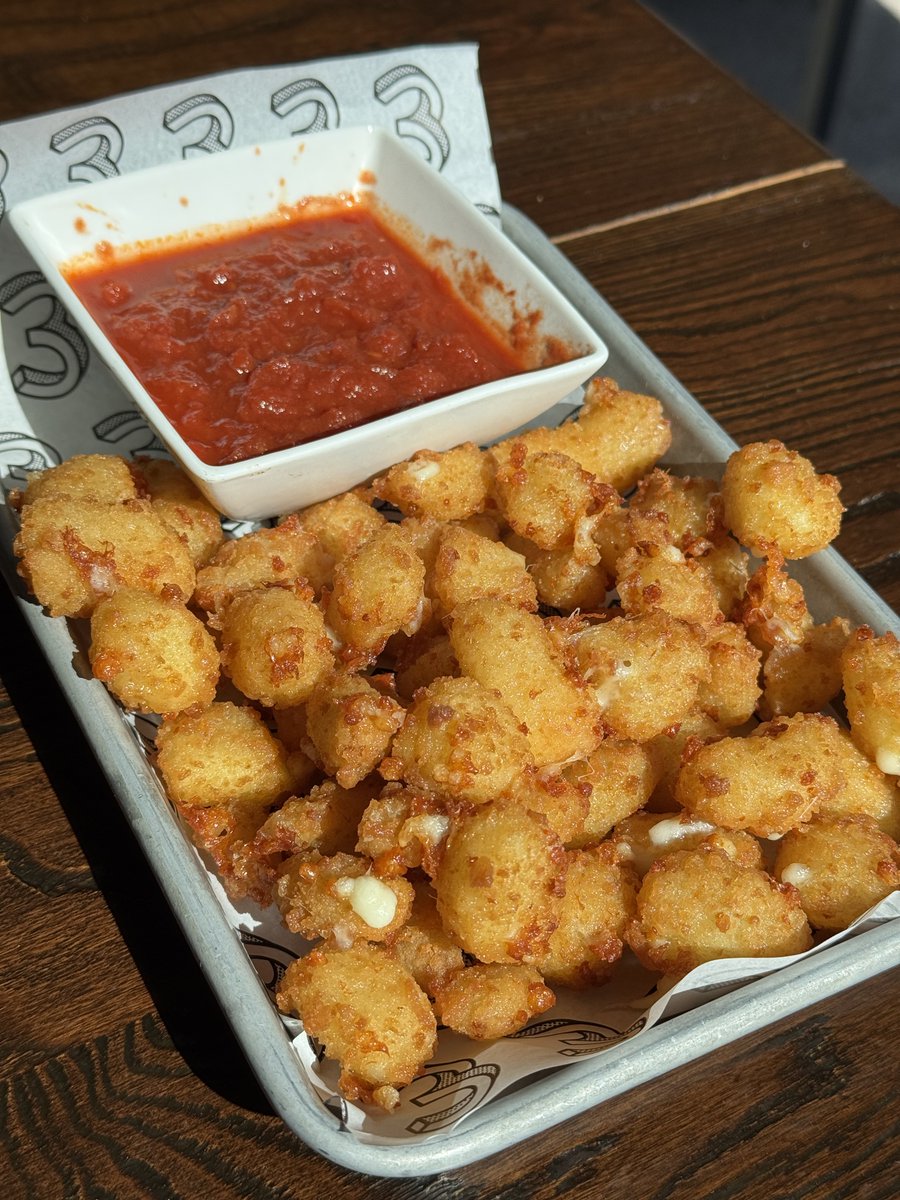 EpigramBrew's tweet photo. APRIL FOOD SPECIALS

STEAK &amp; CHEESE EGG ROLLS 🥩 
FRIED CHEESE CURDS 🧀
HOT HONEY PEACH &amp; PROSCIUTTO PIZZA 🍑 
PORTOBELLO MUSHROOM PIZZA 🍄‍🟫
SWEET AND SAVORY GRILLED CHEESE 🥪 
CILANTRO &amp; GARLIC AIOLI CHICKEN SANDWICH 🧄
CHEESECAKE FLIGHTS 🍰 
1LB COOKIE PIZZA 🍪 

#Foodie https://t.co/SrxUylbIjQ