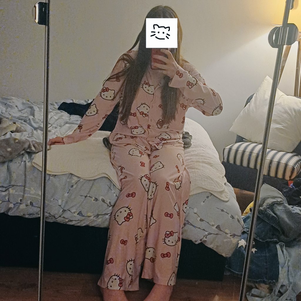 _bibikitty's tweet image. wanted to show off my cute pjs !! 🩷
#pinkpjs #hellokitty
