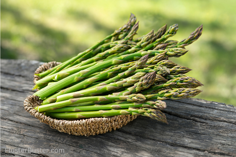 Did you know April's the best time to stock up on asparagus? Learn how to freeze it the right way to save some green while keeping that fresh, spring flavor all year round! Your future self (and wallet) will thank you. #AsparagusSeason #HowTo #SaveAndServe
bit.ly/2ouqCy3
