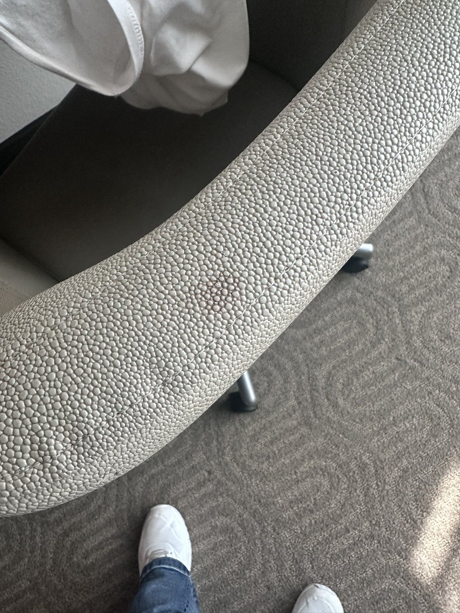cizzers's tweet photo. Been moved twice…
Both rooms smell mildewy… has stains and hairs all over.
Then I say screw it, I’ll clean…
I’m getting dressed and a man walks into the room….
What in the world!?
When did @HiltonHotels hotels get like this? @HolidayInn would have been a better choice!!!
😩😩 https://t.co/TTSroLj3LQ