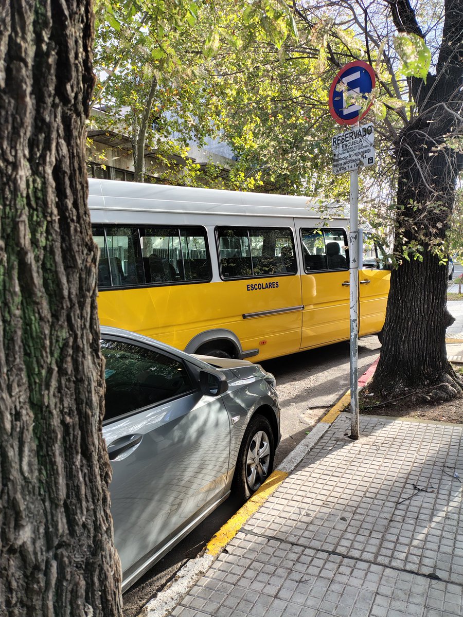 lilolupano's tweet photo. No puede ser que hagan esto con los lugares destinados a las camionetas escolares y a nadie le importe! https://t.co/bqwQJG4Hda