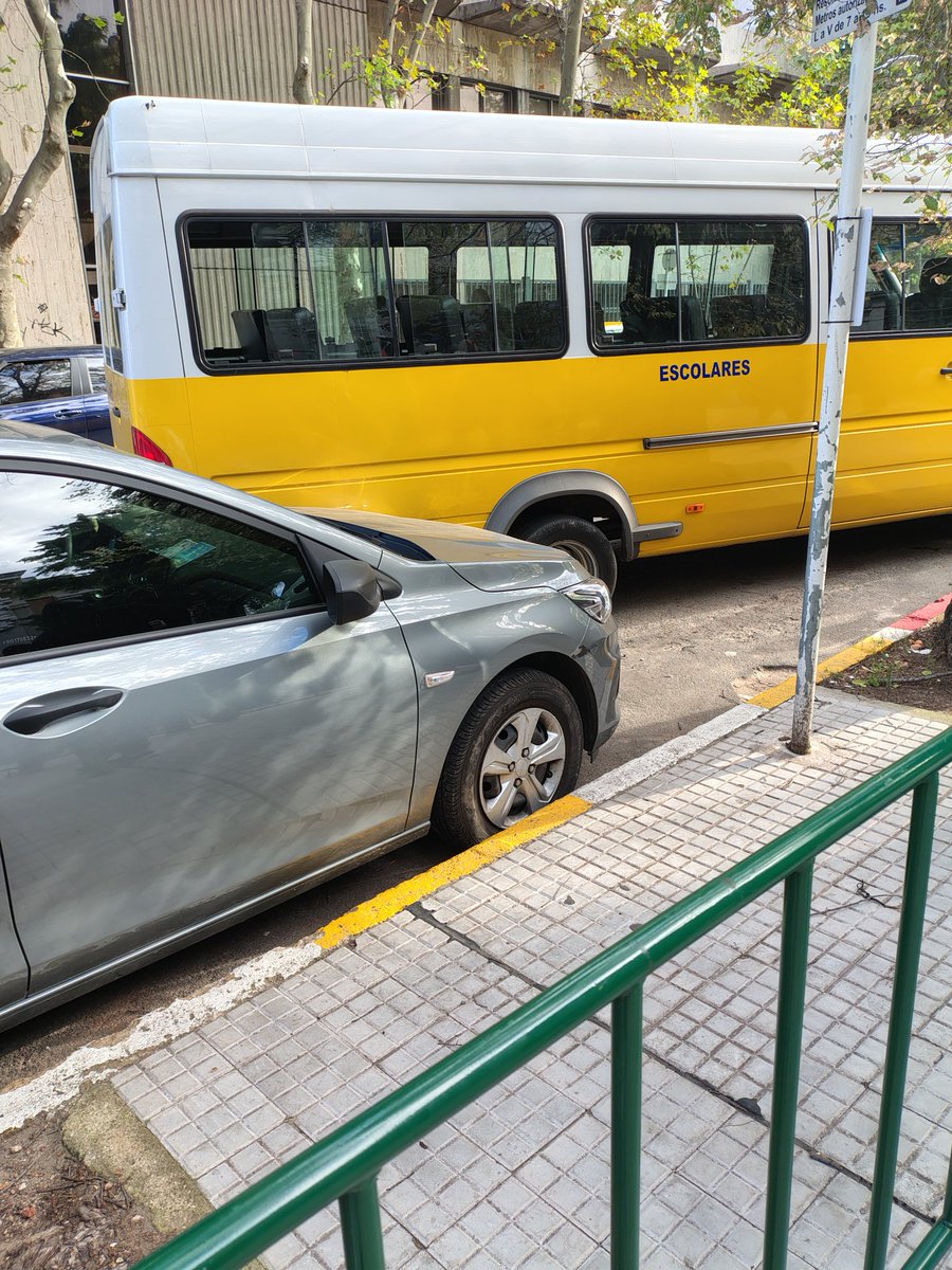 lilolupano's tweet photo. No puede ser que hagan esto con los lugares destinados a las camionetas escolares y a nadie le importe! https://t.co/bqwQJG4Hda