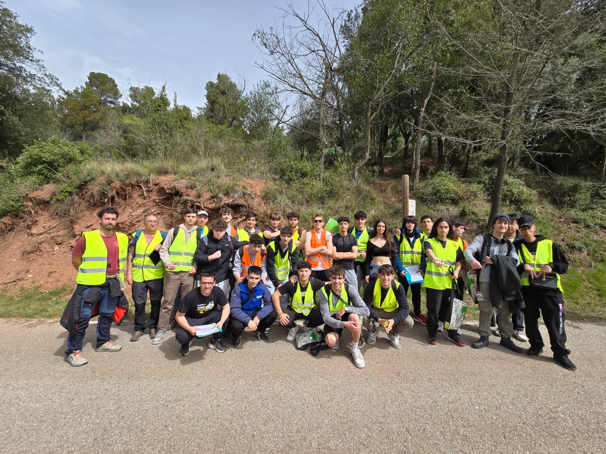 Geografia UAB (@geografia_uab) on Twitter photo Sortida de treball de camp del grup de 1r curs de <a href="/Geografia_UAB/">Geografia UAB</a> al Figaró, assignatura "Fonaments de Geografia Física" amb el professor Esteve Vinyals. Hi falta gent, Rodalies RENFE ha fet la guitza. <a href="/apelachs/">Albert Pèlachs</a> Sortida de treball de camp del grup de 1r curs de <a href="/Geografia_UAB/">Geografia UAB</a> al Figaró, assignatura "Fonaments de Geografia Física" amb el professor Esteve Vinyals. Hi falta gent, Rodalies RENFE ha fet la guitza. <a href="/apelachs/">Albert Pèlachs</a>