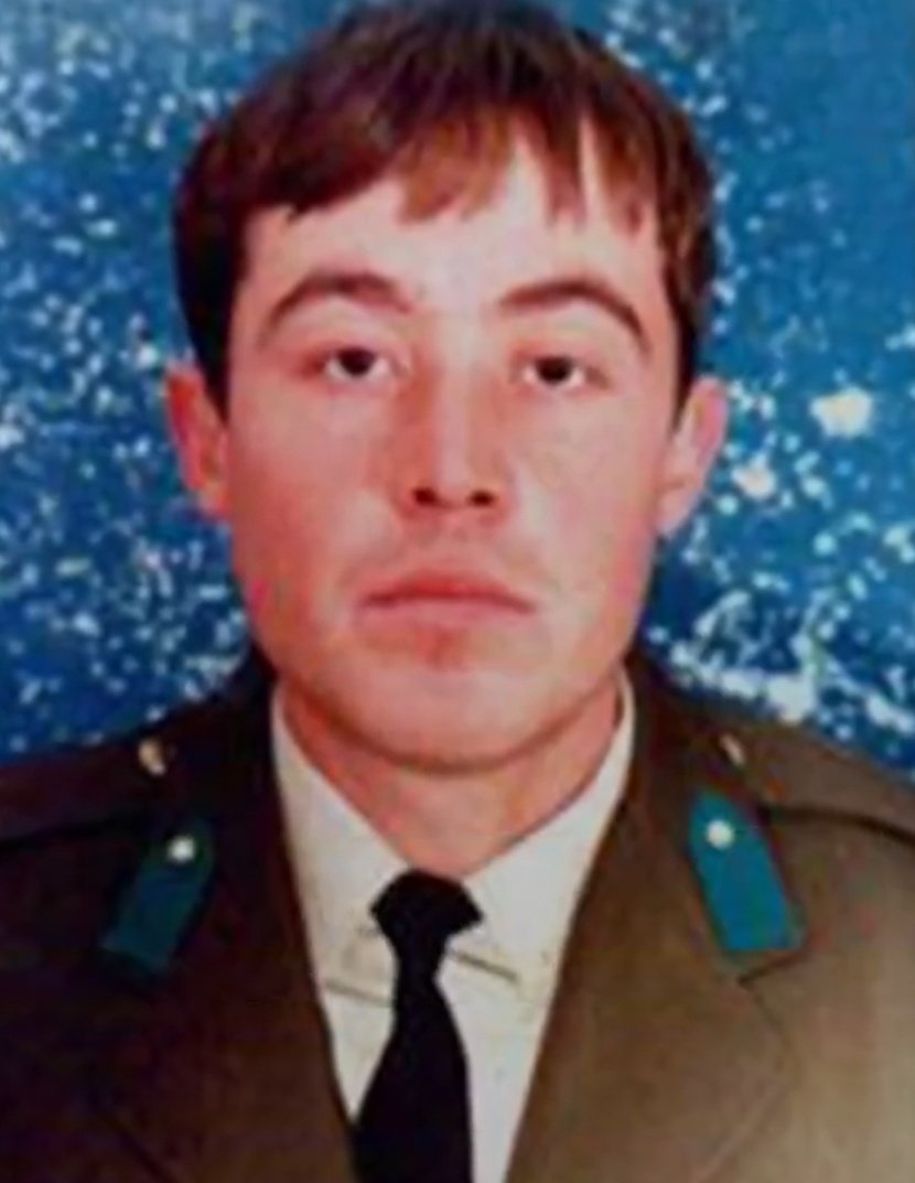 SİLAHINI BIRAKMAYAN ŞEHİDİMİZ!

1996 yılında Bingöl kırsalında 26 askeriyle birlikte şehit düşen Asteğmen Sunay Civan, silahını bırakmayınca komutanı morga gelip "Asker görev bitti" deyince gevşeyen parmaklarının arasından alınabilmişti. 

Ruhu şad mekanı cennet olsun.