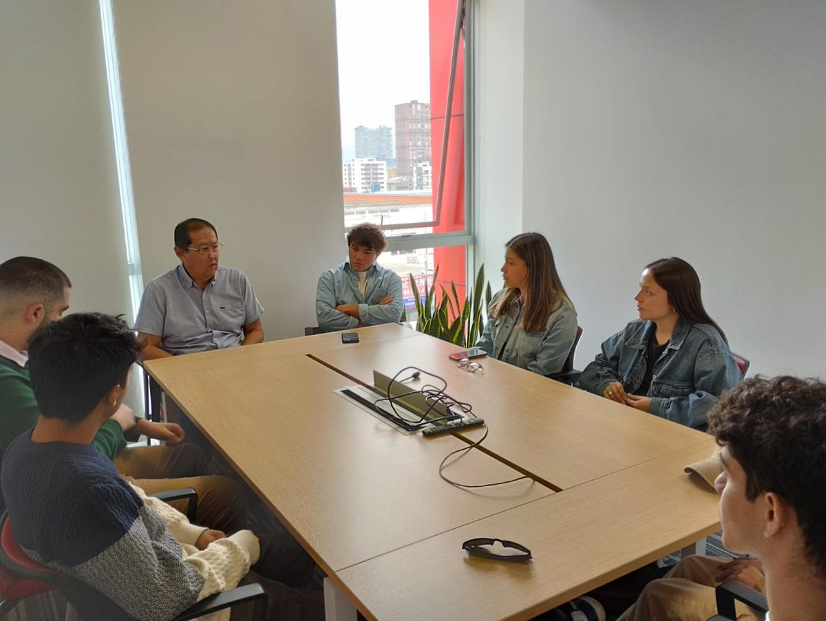 📢 ¡Nuestro decano se reunió con estudiantes para escuchar sus inquietudes y propuestas! En nuestra facultad, las puertas están siempre abiertas para recibir sus ideas y puntos de mejora. Juntos, construimos un entorno académico más inclusivo. 🙌 #FacultadAbierta #Comunicación