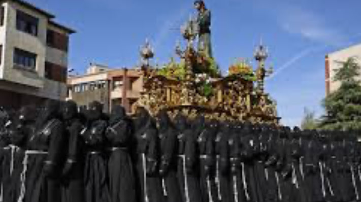 Estamos a tiempo..!!!
Por favor, la media docena larga de mandos, capataces y voceadores al uso que pululan compulsivamente entorno a los tronos, podrían callarse un poquito?
No es una galera a punto de entrar en combate, al menos teóricamente es un altar en la calle..!!!
