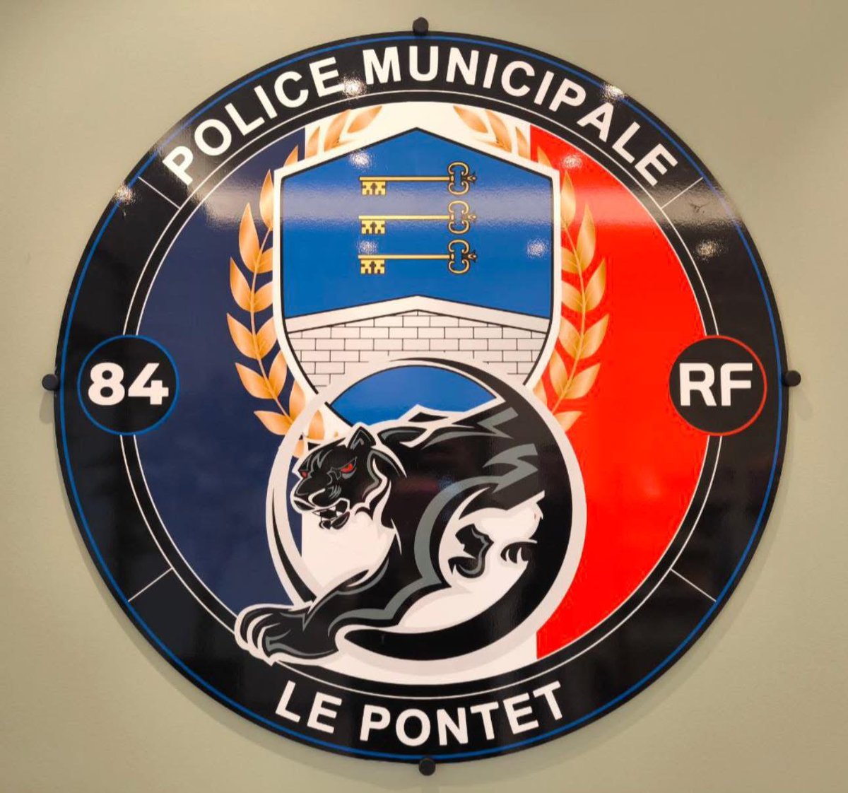 JulienOdoul's tweet photo. 🇫🇷Présent au #Pontet avec mes collègues @CathRimbert84, @H2Lepinau et @ljacobelli, à l’invitation du maire #RN Joris Hébrard, pour l’inauguration du nouveau poste de police municipale.
Honneur et respect aux femmes et aux hommes qui consacrent leur vie pour nos protéger ! https://t.co/haQAthKmU3