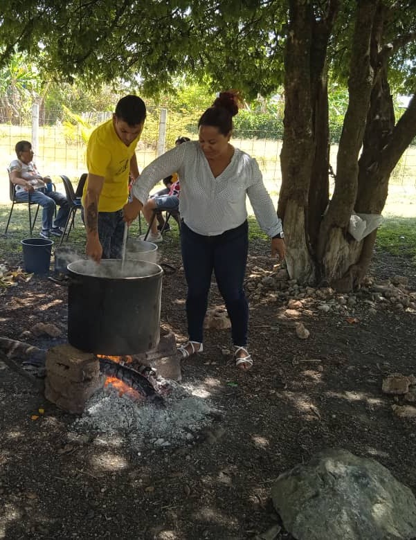De fiesta la juventud cubana por el aniversario 63 de la <a href="/UJCdeCuba/">UJC de Cuba</a> . Muchísimas felicidades a los educandos del <a href="/PreuEsmeralda/">Preuniversitario Esmeralda</a> .