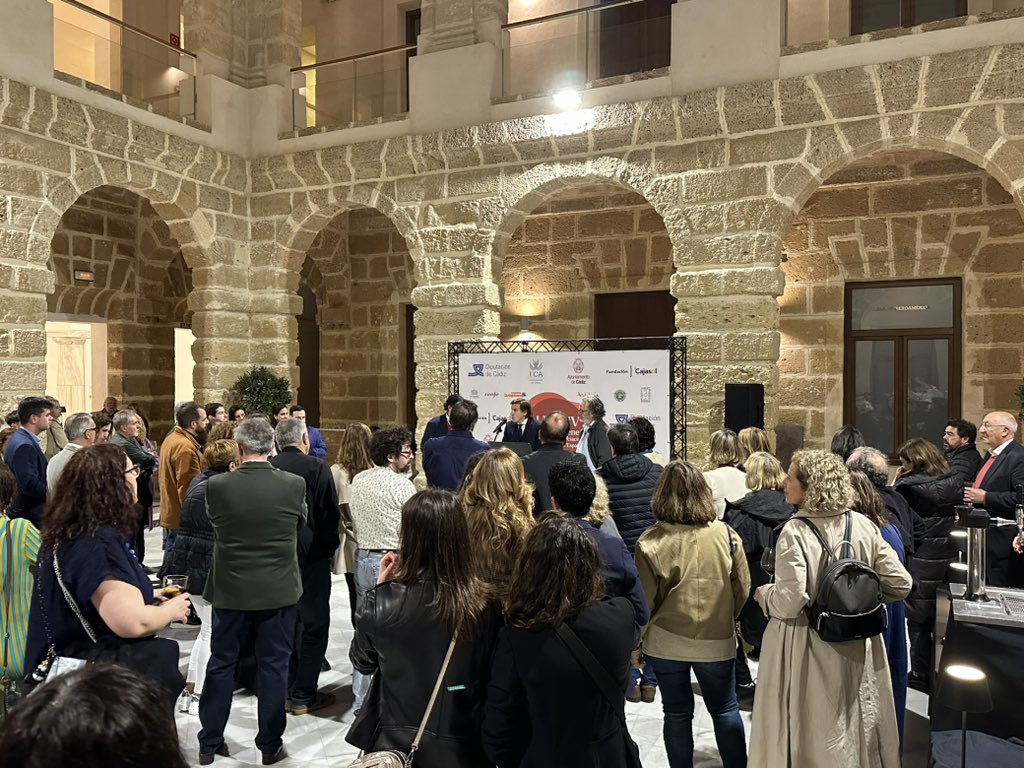 APCadiz's tweet photo. Bienvenida institucional a la mayor parte de los asambleístas. El Teniente de Alcalde del Ayuntamiento de Cádiz, Pablo Otero, ha dirigido unas palabras a los periodistas en el cóctel de bienvenida que la Fundación @Cajasol ha ofrecido en la Casa de Iberoamérica. 
•
#AsambleaFAPE https://t.co/pGYKMtcOo1