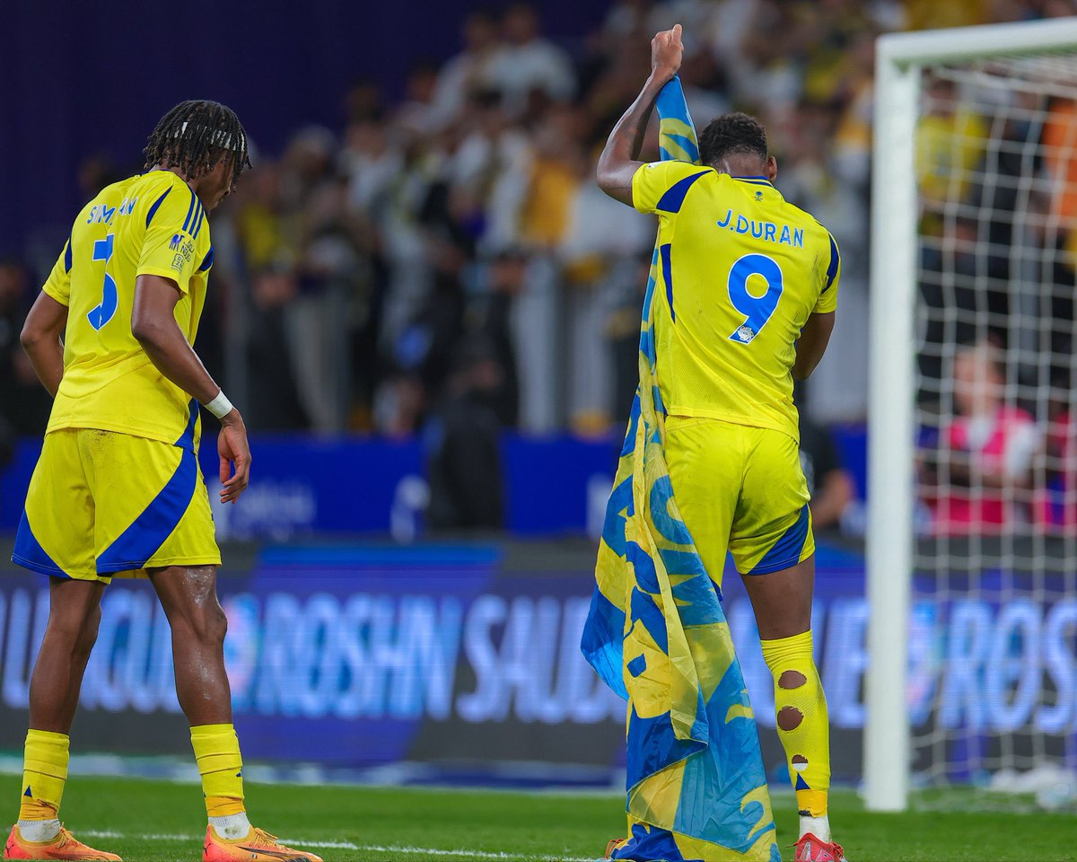 🚨🚨🚨🚨🚨🚨🚨🚨🚨🚨🚨🚨🚨🚨🚨

دوران يقوم بغرز علم النصر في المملكة أرينا بعد المباراة.
