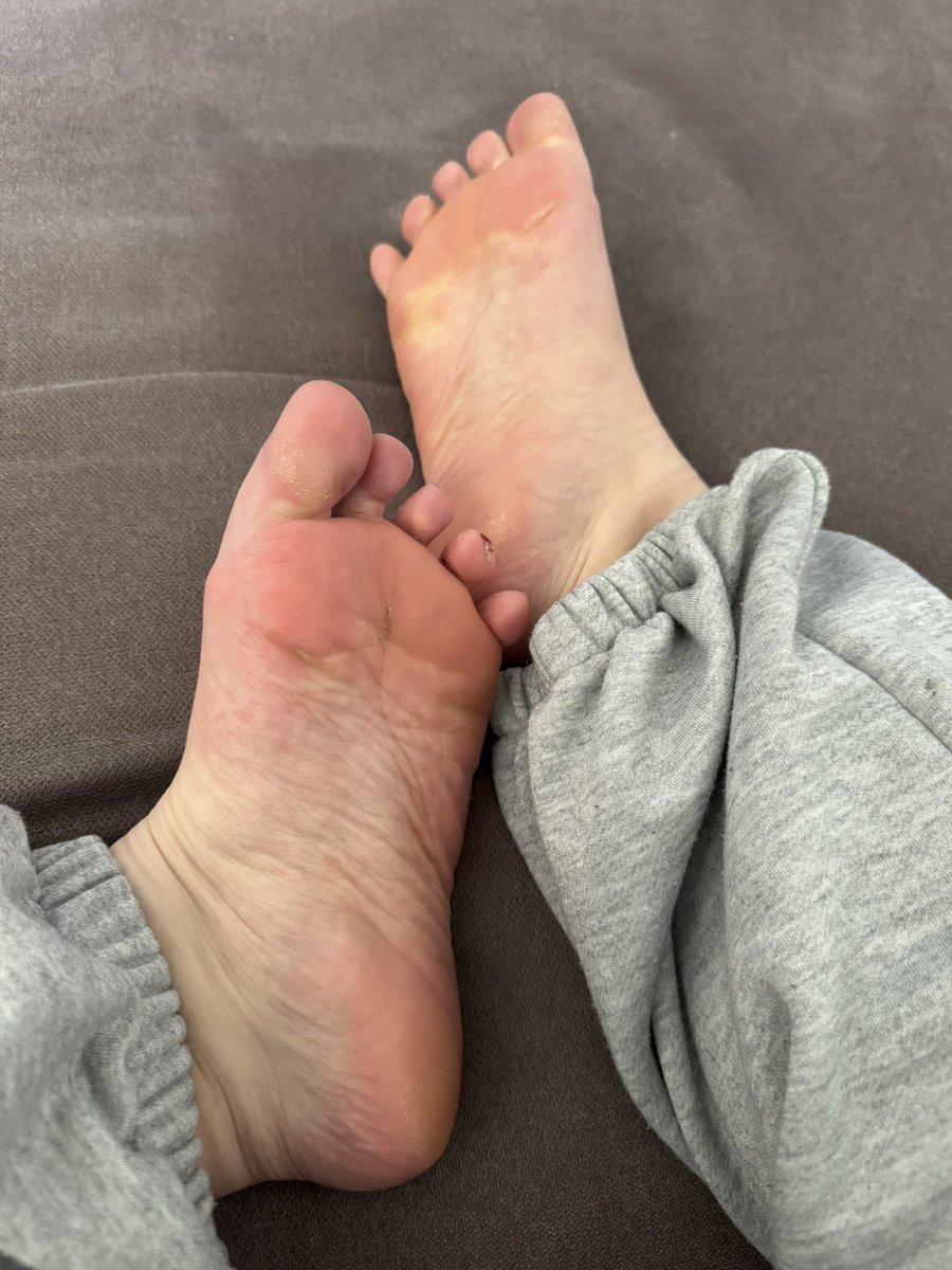 Nach dem langen Tag heute auf den #sohlen wird es Zeit für eine Entspannung… mein Geburtstag kommt näher und die #füße werden dafür heute wieder schick gemacht 😜 #fussliebe #geburtstagswünsche #fussliebhaber #fußbilder  Socken sind die nächsten Tage wieder erhältlich 😜 #🧦💶