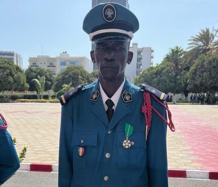 ‼️ 📌 Amoul Yakar Diouf, un policier exemplaire et un modèle de dévouement, a été honoré de la Médaille de l'Ordre du Mérite à l'occasion du 65e anniversaire de l'indépendance. Son engagement et son professionnalisme sont des exemples pour tous. De nombreux "Amoul Yakar" se
