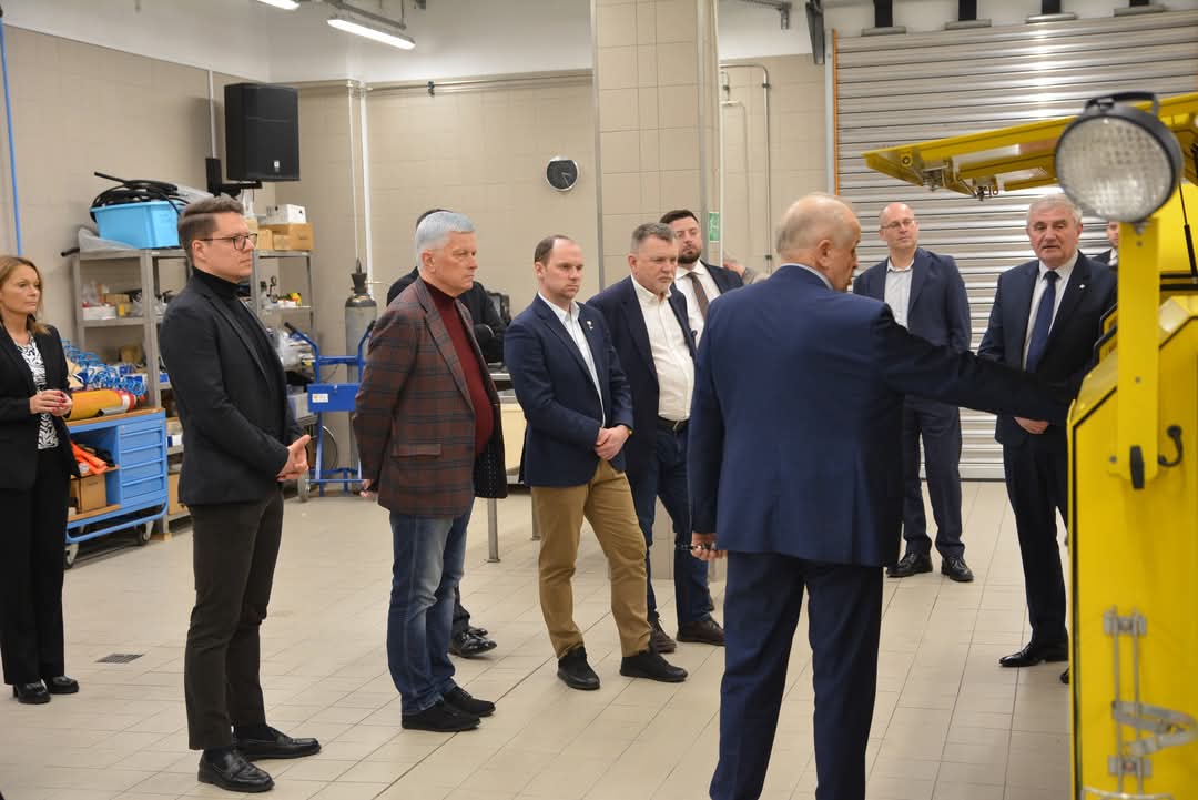 SabinaDachowska's tweet photo. 📌 Wizytacja Sejmowej Komisji Obrony Narodowej przew. @GrzybAndrzej w Wojskowym Centralnym Biurze Konstrukcyjno-Technologicznym S.A. w W-wa. 
#WCBKT to miejsce, gdzie nowoczesna myśl techniczna spotyka się z najwyższymi standardami bezpieczeństwa i innowacji.
#wojsko #technologie https://t.co/i4LYRCRrGS
