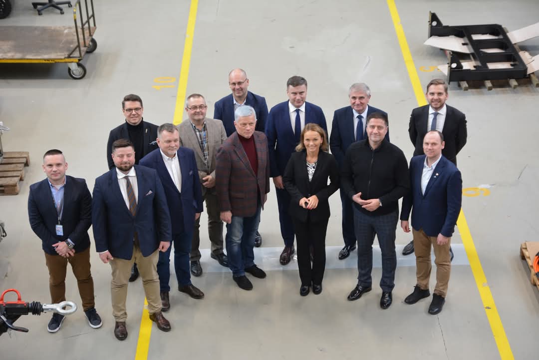 SabinaDachowska's tweet photo. 📌 Wizytacja Sejmowej Komisji Obrony Narodowej przew. @GrzybAndrzej w Wojskowym Centralnym Biurze Konstrukcyjno-Technologicznym S.A. w W-wa. 
#WCBKT to miejsce, gdzie nowoczesna myśl techniczna spotyka się z najwyższymi standardami bezpieczeństwa i innowacji.
#wojsko #technologie https://t.co/i4LYRCRrGS