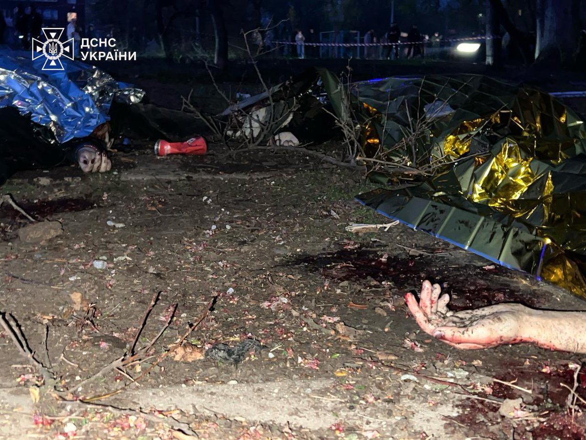 A russian ballistic strike against Kryvyi Rih killed at least 16 civilians🇺🇦, including 6 children. 50 people were injured. « No one should have to endure such suffering and loss. Russia must be stopped and forced into a lasting peace », MAE🇺🇦said. #Ukraine #StopRussia