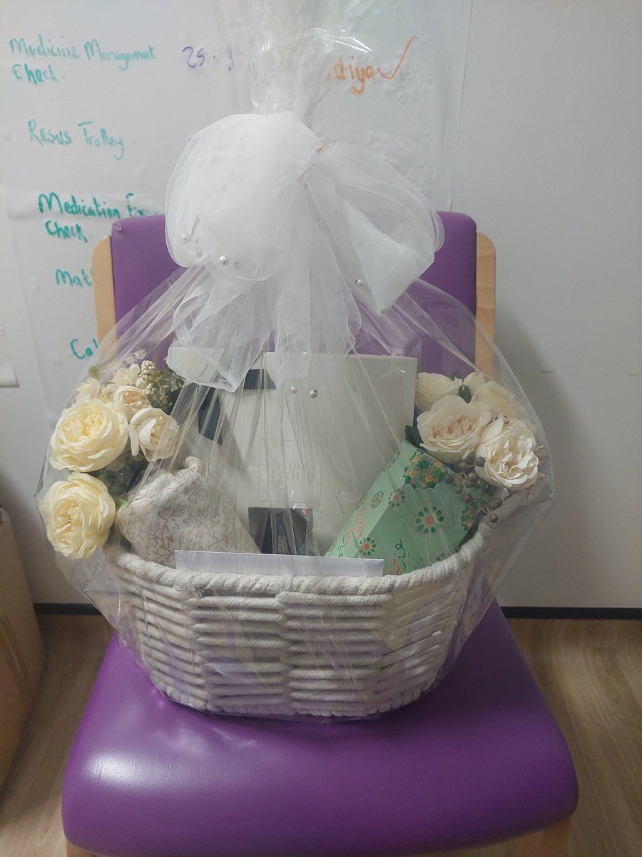 ClareOl00782662's tweet image. Today I was reminded of what an amazing team I have. My staff that have just celebrated Eid presented me with a beautiful card &amp;amp; hamper to say thank you &amp;amp; to include me in their special celebration. #proudmanager#EidMubarak#paedsrocks 🌈😊