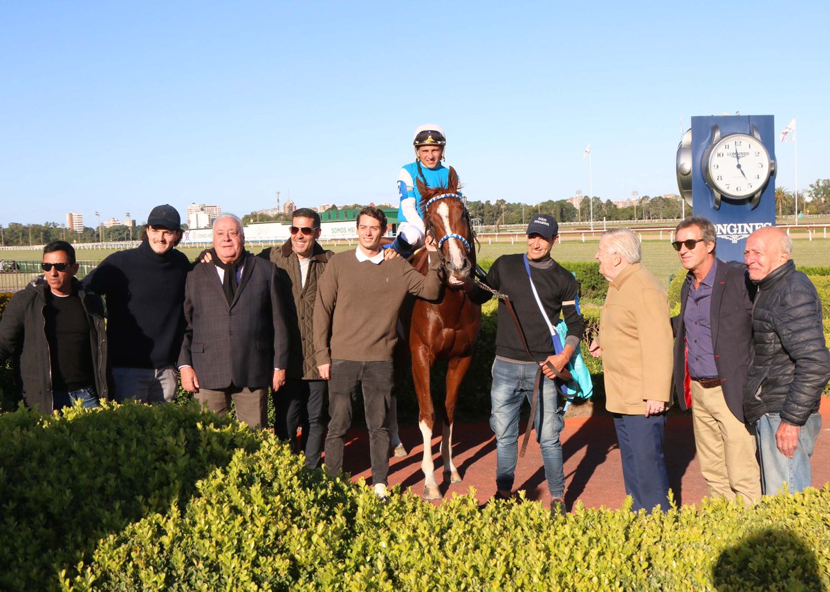 HipSanIsidro's tweet photo. ✅ En el #HSI se disputó el #ClásicoRaúlChevalier (G2 - 1400 metros), donde se impuso #DriveJoy (Fortify), del #StudFirmamento, entrenado por #CDEtchechoury y dirigido por #MartínValle. https://t.co/YY84IccI9Q