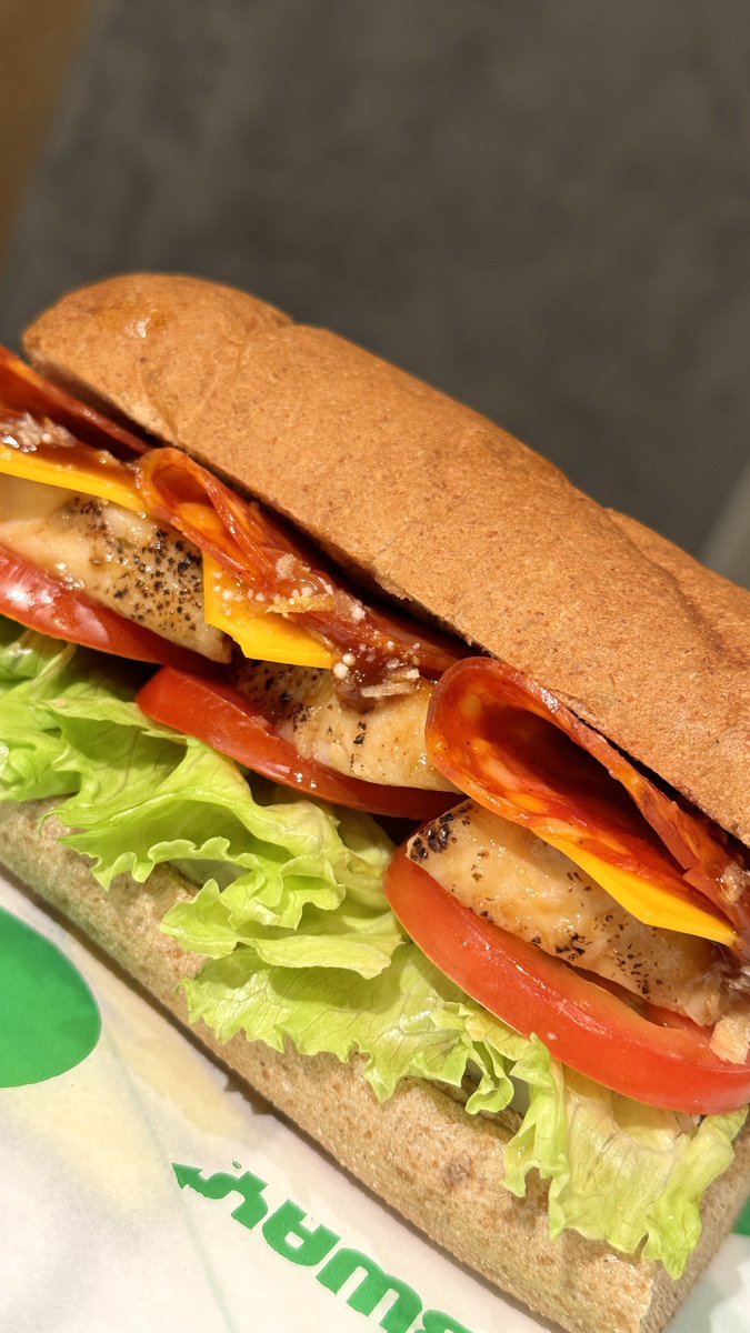 Devorarias esse novo Subway Séries - Grand Teriyaki Pepperoni com o dobro de queijo tipo cheddar? 🤤