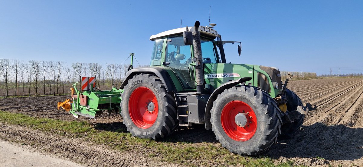 Deze Fendt 820 (met 6500 uur) gaat nooit van het bedrijf denk ik, maar het is wel bijzonder dat hij bijna net zoveel zou opleveren als dat hij nieuw gekost heeft. En hij stijgt alleen maar in waarde..

Waarschijnlijk de fijnst rijdende trekker van het bedrijf! 🚜💯🤠