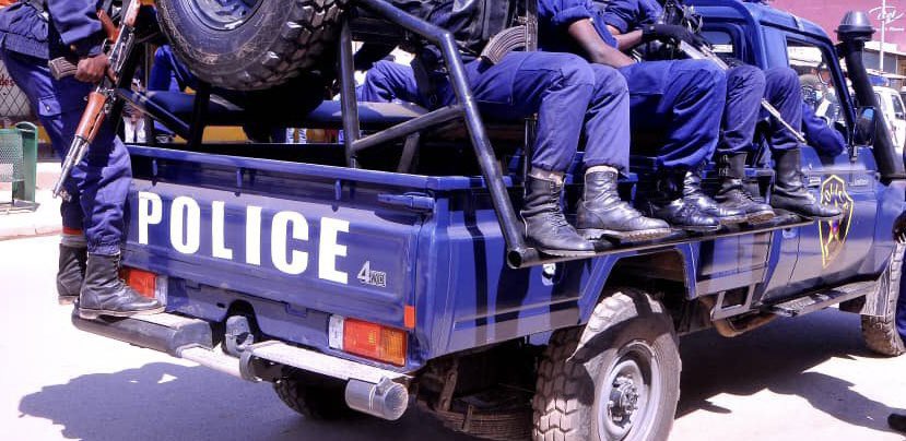 pepele_news's tweet photo. đ© #MESSAGE_PUBLIC | Bonjour Pepele News,
ScĂšne de tristesse ce matin sur le boulevard : un vĂ©hicule de police, de type Jeep, a Ă©tĂ© aperçu en pleine opĂ©ration de traque contre de modestes vendeurs ambulants â ces jeunes qui Ă©coulent des mouchoirs, bouteilles dâeau, gĂąteaux, boudins et autres produits de survie au quotidien.
Ces citoyens, qui ont fait le choix digne de la dĂ©brouille au lieu du banditisme, sont pourtant traitĂ©s comme des malfrats. ArrĂȘtĂ©s, brutalisĂ©s⊠sous le regard impuissant des passants. Une image douloureuse, qui interroge sur la place rĂ©servĂ©e aux plus vulnĂ©rables dans notre sociĂ©tĂ©.
Ceux qui choisissent lâhonnĂȘtetĂ© mĂ©ritent-ils vraiment ce sort ? #RDC #KINSHASA @pepele_news